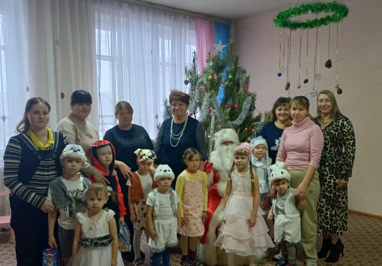 Новогодний утренник в дошкольной группе Новоникулинской средней школы.
