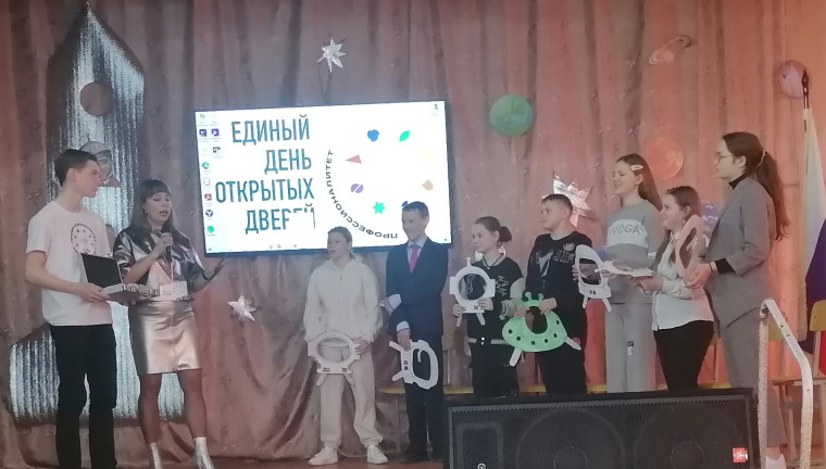 учащиеся школы в техникуме.