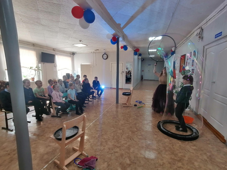 « Королевство мыльных пузырей» в гостях в Новоникулинской средней школе.